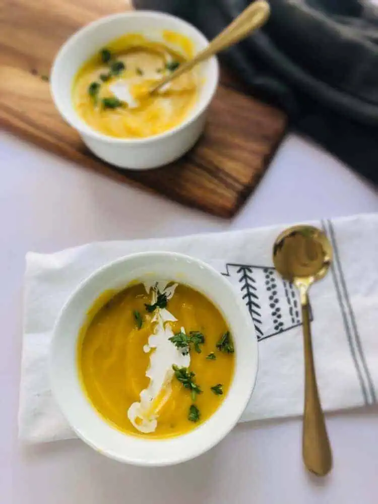 This easy coconut ginger pumpkin soup is the ultimate warmer for when the weather starts cooling down! It's not only nutritious and delicious, it is also budget-friendly! #budgetrecipes