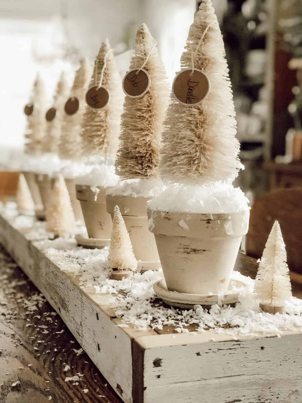 20+ Cheap and Simple Christmas Table Decorations 11 20+ Cheap and Simple Christmas Table Decorations